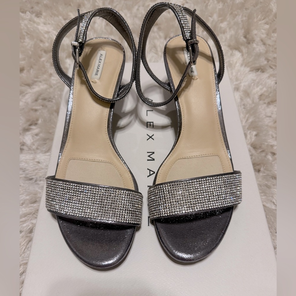 Like New Ladies Size 9 Alex Marie Silver Strappy Sandals